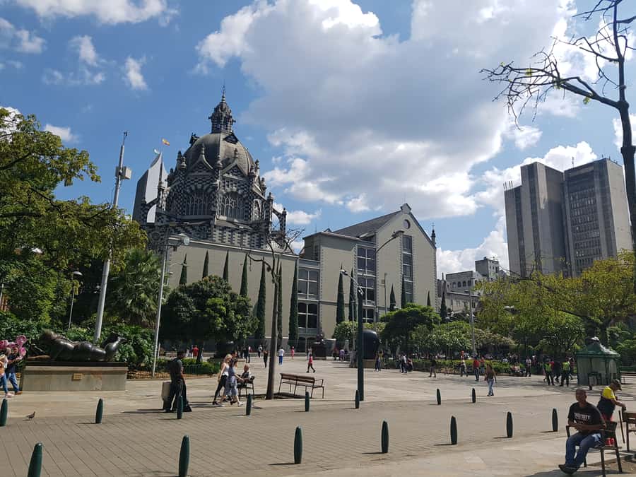 Medellín: Comuna 13, Cable Cars and Botero Statues Tour - What to wear, bring, and expect for a smooth day