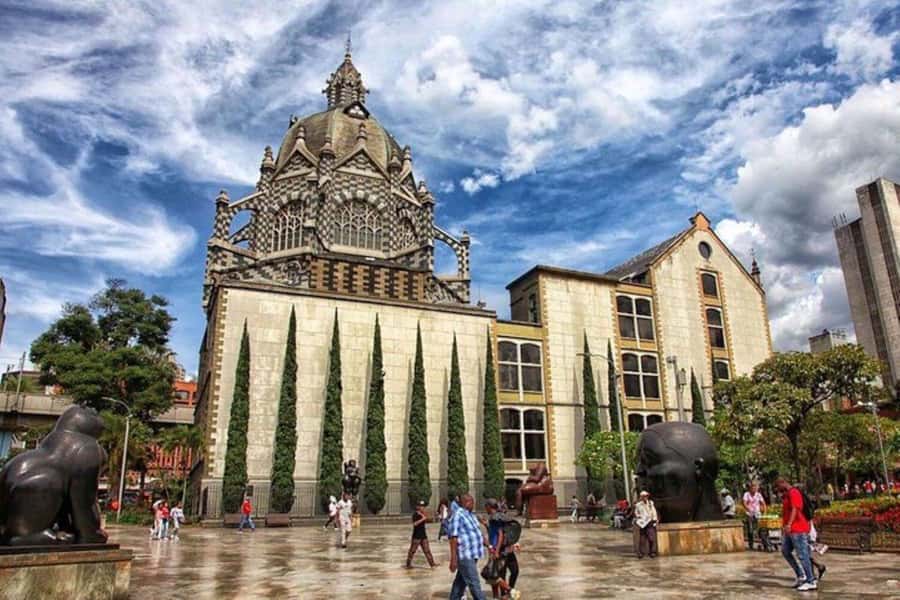 Medellín: Comuna 13, Cable Cars and Botero Statues Tour - Pickup in Medellín, then straight to El Centro