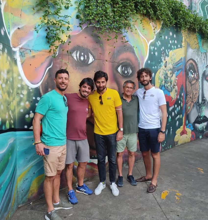 Medellín: Comuna 13 District Tour with Cable Car Ride - Meeting in Poblado and getting your bearings fast on the metro