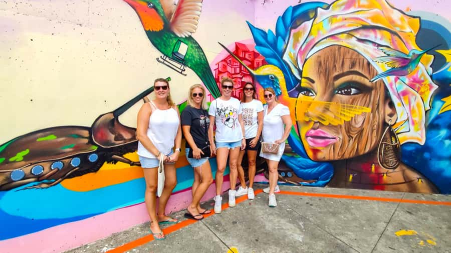Medellin: Comuna 13 Graffiti Tour, Cable Car & Street Food - Quick key points