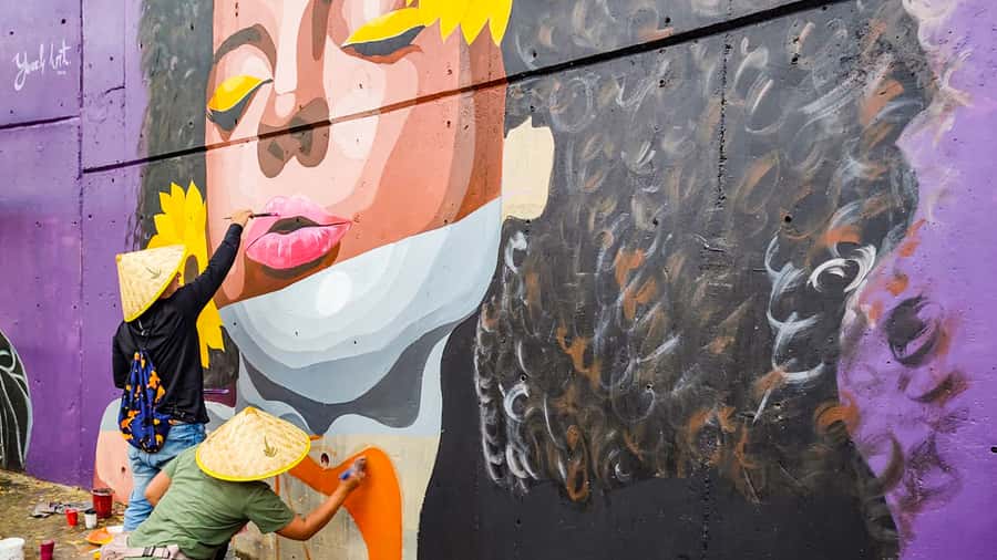 Medellin: Comuna 13 Graffiti Tour, Cable Car & Street Food - Walking Comuna 13, reading murals with real meaning
