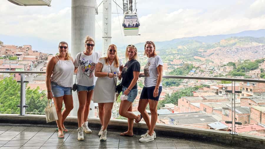 Medellin: Comuna 13 Graffiti Tour, Cable Car & Street Food - Street dance show and the bar viewpoint, the payoff moment