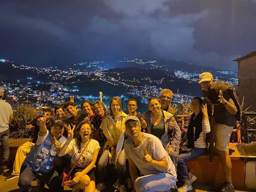 Medellín: Comuna 13 (Graffitour) Discover the Transformation - Linea 4 photo stop plus a dance show that changes the vibe