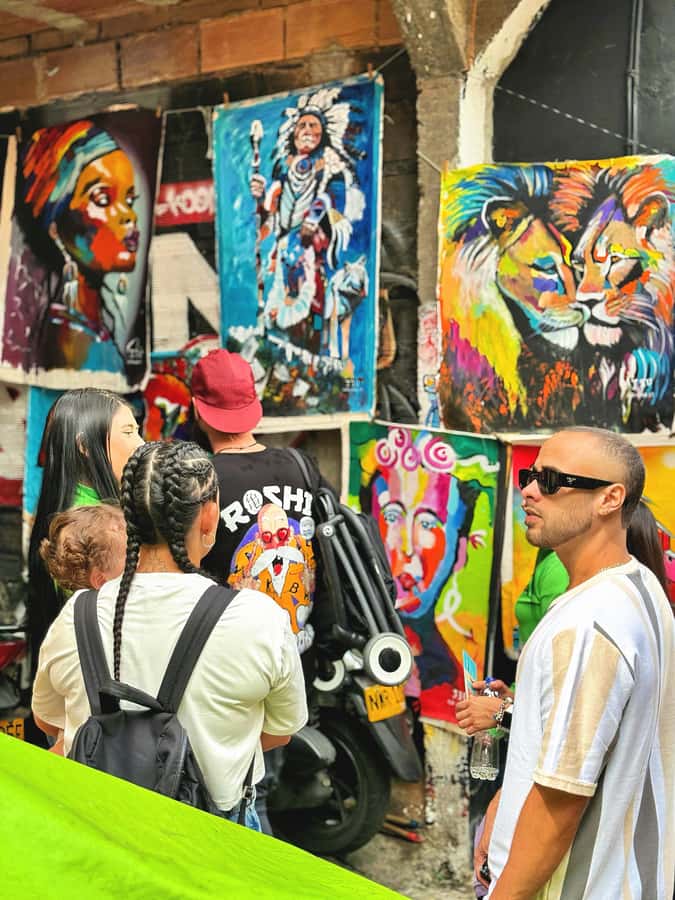 Medellín Comuna 13 local guides snacks and your own graffiti - Street performances in Comuna 13: breakdance, freestyle, and voluntary contributions