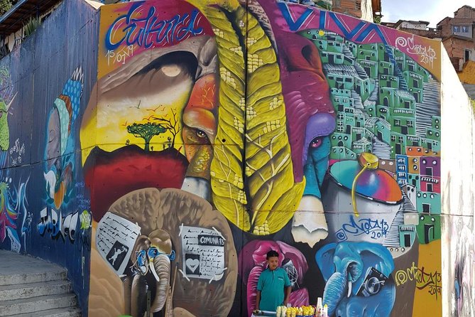 Medellín & Comuna 13 Private Tour - Stop 1: Escalator Comuna 13 coffee stop, short but meaningful