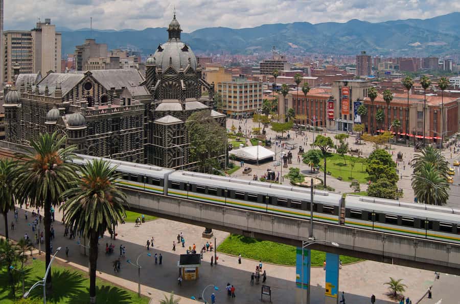 Medellín: Comuna 13, Pueblito Paisa, & Antioquia Museum Tour - The graffiti tour: what you’ll actually do on the streets