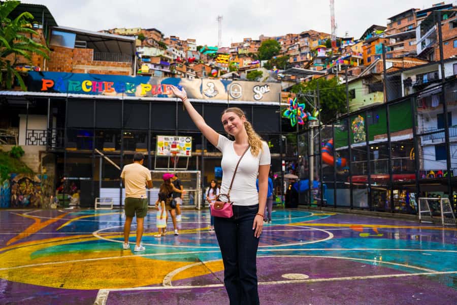 Medellín: Comuna 13 Tour with Snacks And Your Own Graffiti - Why Comuna 13 Feels Different Once You Have a Local Guide
