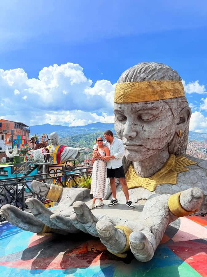 Medellín: Comuna 13 Tour with Snacks And Your Own Graffiti - The First Walk: Getting Oriented in Comuna 13