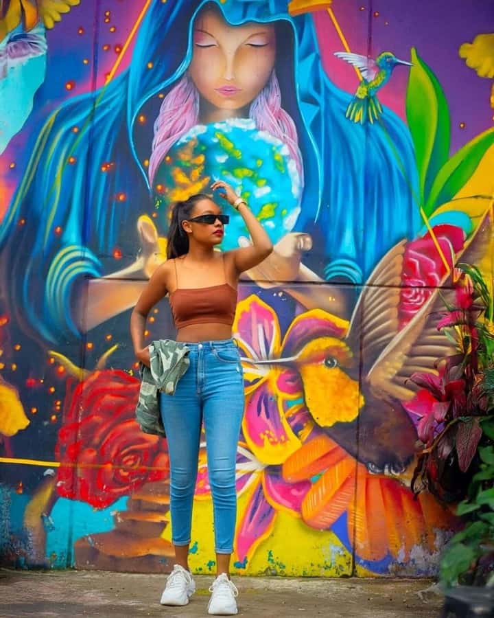 Medellín: Comuna 13 Tour with Snacks And Your Own Graffiti - Two Hills, Two Storylines, and the Best Photo Stops
