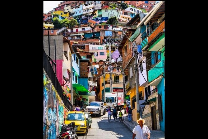 Medellín: Comuna 13 Tour with Spray Painting and ice cream - Stop 1 at Cra. 109 #38a-11, where the story is painted