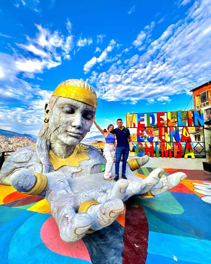 Medellín: Comuna 13 True Story and Street Food Tour - Comuna 13 True Story Talk, Then the Present Transformation