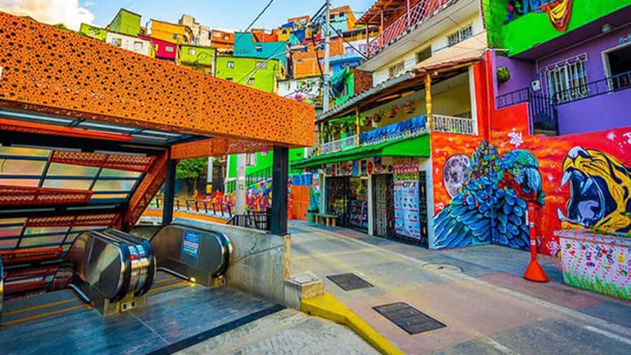Medellin: Graffiti Tour Comuna 13 - The Guide Matters, And You Can Feel It in the Stories