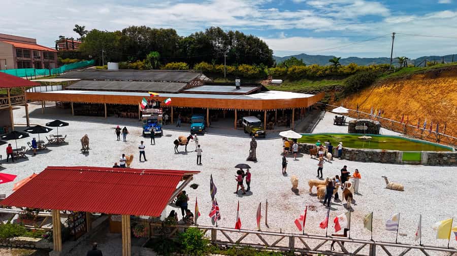 Medellín: Guatapé Private Tour with Helicopter & Boat Ride - Lunch timing, plus what you should not assume is included