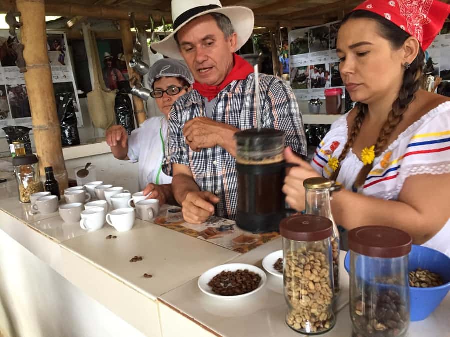 Medellín: Guatape Village with Coffee and Fruit Tasting Tour - The 90-minute drive: settling in before the first stop