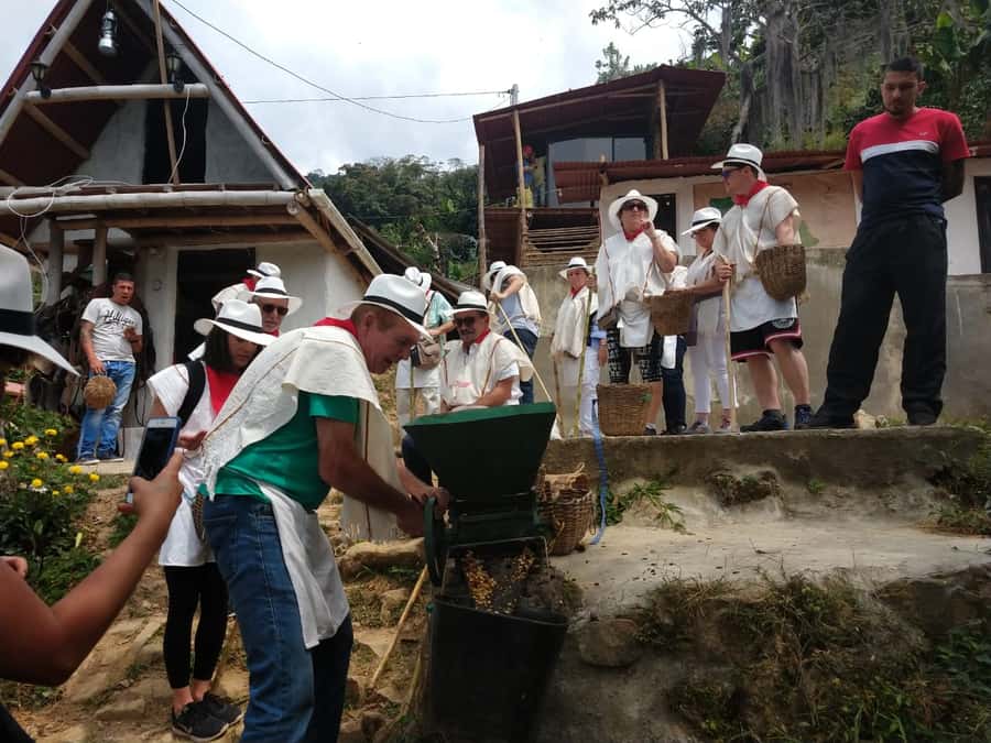 Medellín: Guatape Village with Coffee and Fruit Tasting Tour - Moving to the replica del Peñol: context and orientation
