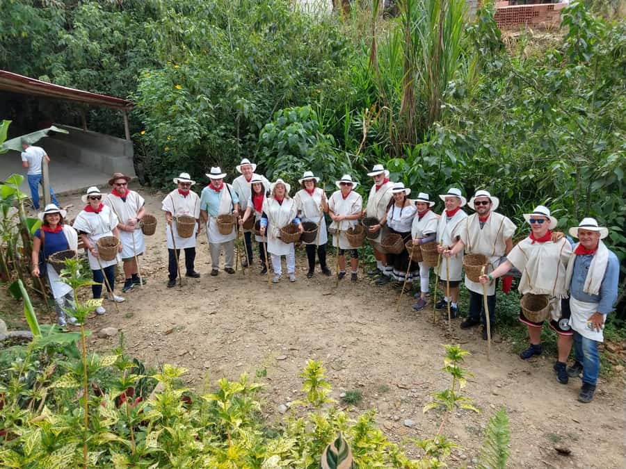 Medellín: Guatape Village with Coffee and Fruit Tasting Tour - Finca La Rivera, coffee and fruit tasting that teaches you to taste