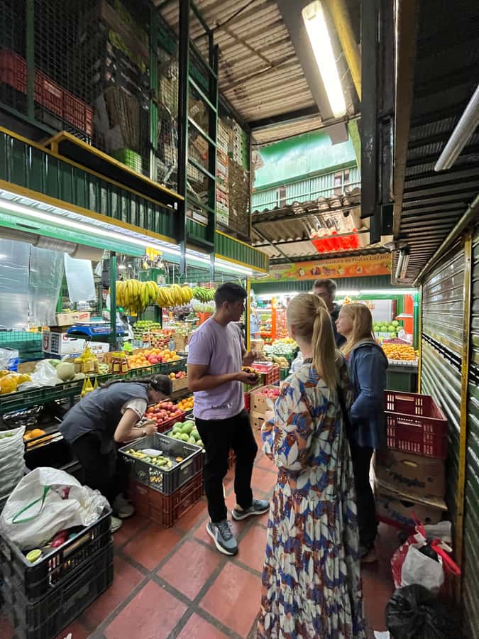 Medellín Multi-sensory Tour in the market, +15 Exotic Fruits - Start at Puerta 1, get oriented, then step into market life