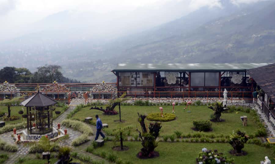 Medellín: Pablo Escobar Jail Private Tour - Escobar’s Rise and the Numbers That Shock People