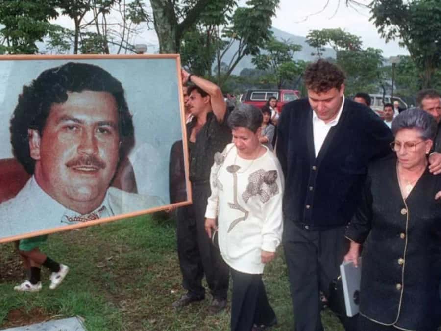 Medellín: Pablo Escobar Tour with beer included - Stop by stop: what each place adds to the story