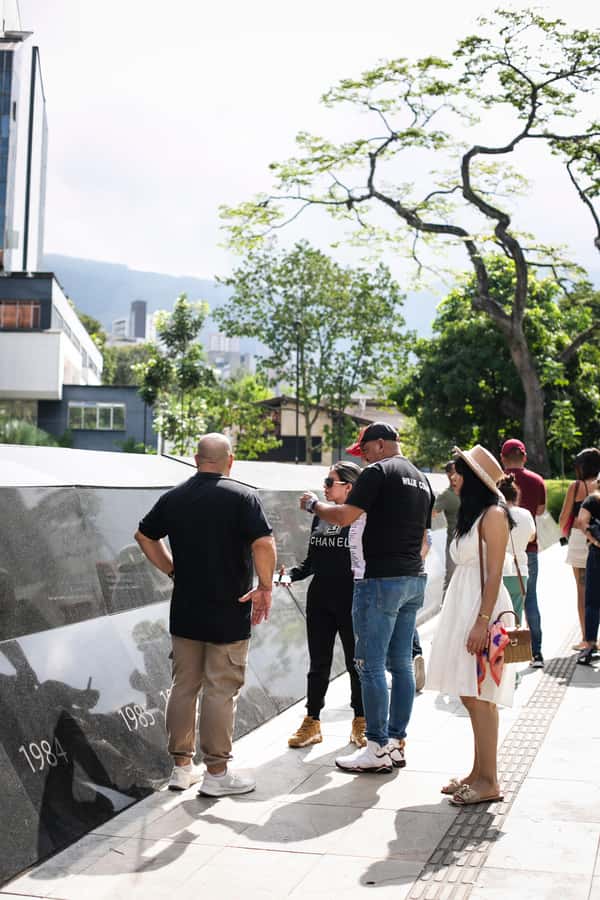 Medellín: Pablo Escobar Tour with Guide and Transportation - The street-level details: offices, public works, and the Monaco building clue