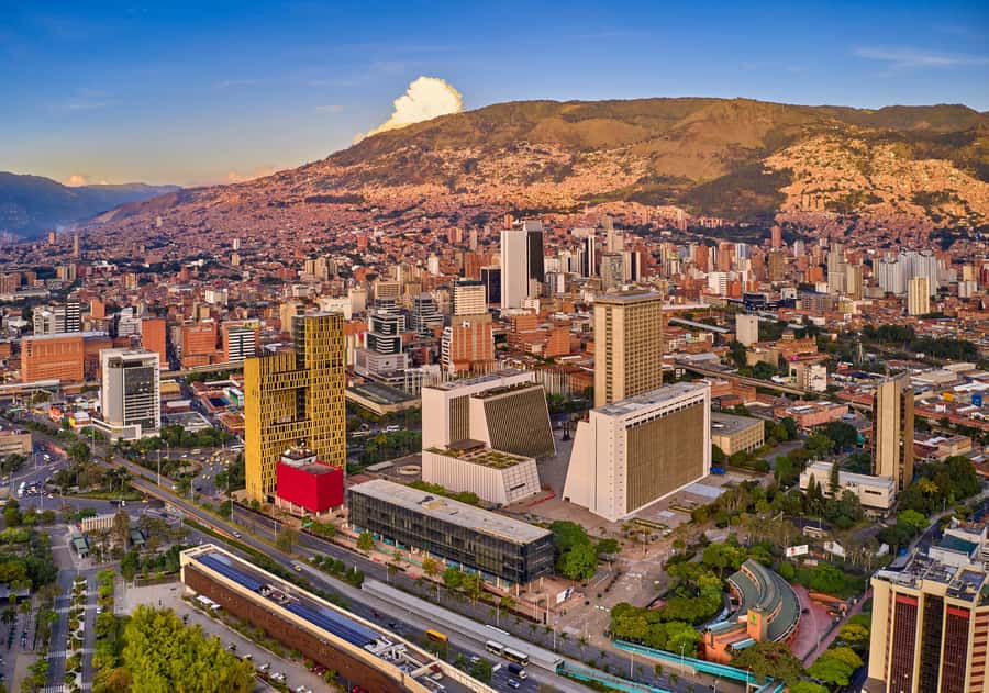 Medellín: Private City Tour with Metrocable and Comuna 13 - A 5-hour Medellín loop that connects hills and city icons