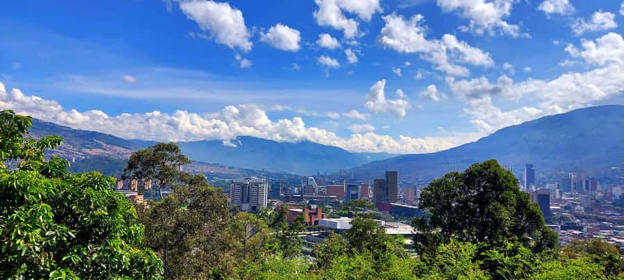 Medellín: Private City Tour with Metrocable and Comuna 13 - Plaza Botero and Fernando Botero sculptures: art that frames the city