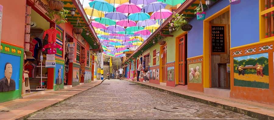 Medellín: Private Guatapé Tour w/ Breakfast, Lunch & Cruise - Setting Off from Medellín: Pickup, Drive Time, and First Food Moments