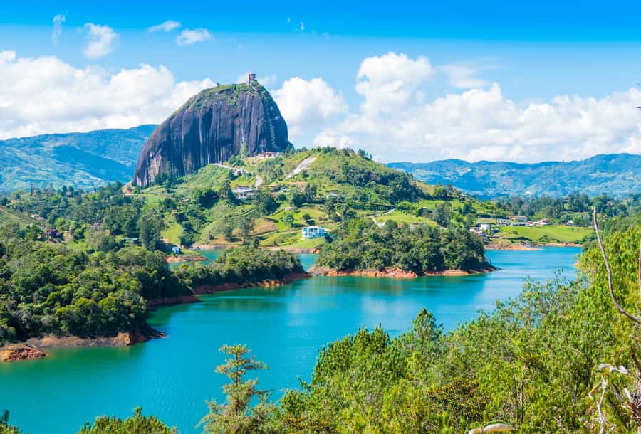 Medellín: Private Guatapé Tour w/ Breakfast, Lunch & Cruise - The Guided Town Loop: Casa Museo Panorama, La Cruz, and the Story Stops