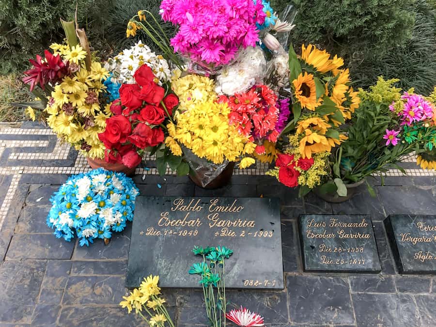 Medellín: The Real Pablo Escobar Tour - Montesacro Cemetery in Itagüí, the graves and the moral weight