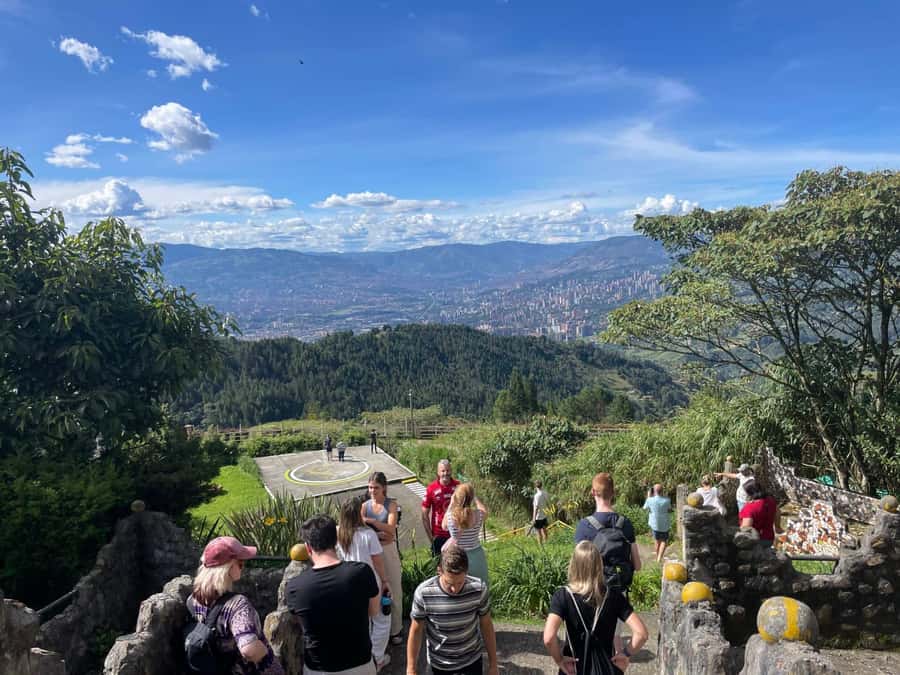 Pablo and the drug trafficking world - Jardínes Montesacro: Visiting the Grave and Understanding What “Memory” Means