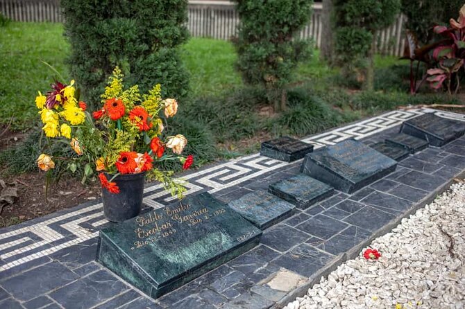 Pablo Escobar Tour in Medellin Private - Cementerio Jardines Montesacro: visiting the tomb with care