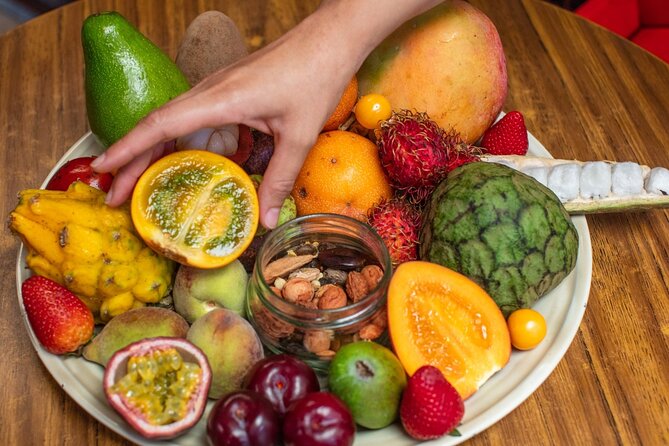 PALOQUEMAO MARKET FOOD TOUR. EXOTIC FRUIT. LOCAL SNACKS. /Min 2 pax - Exotic fruit flights: how guides help you pick, cut, and taste