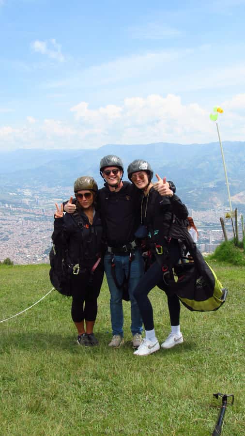 Paraglide over beautiful Medellin - Key reasons this Medellín paragliding day feels like a win