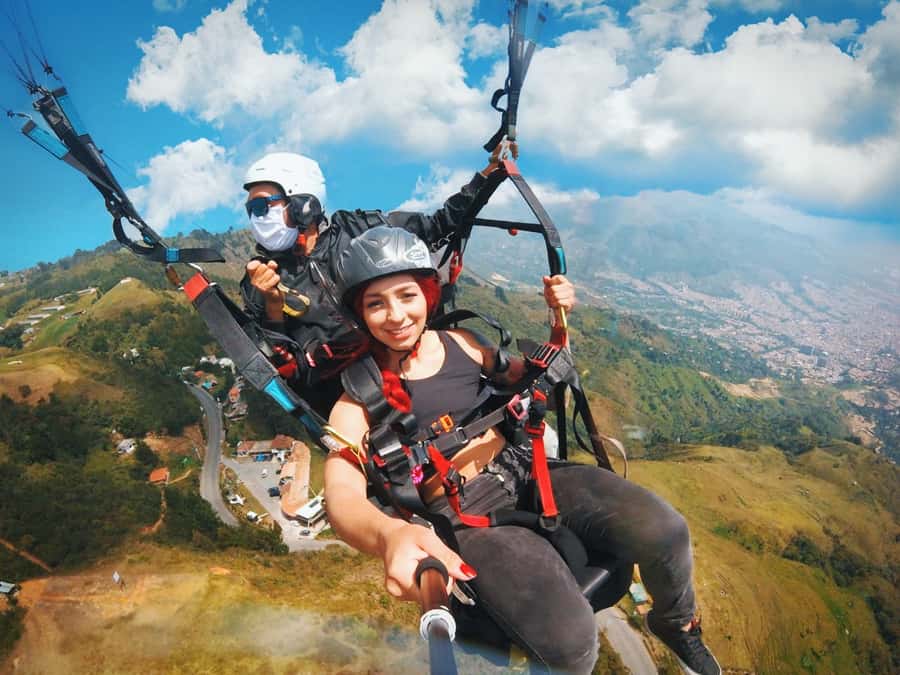 Paraglide over beautiful Medellin - Medellín from the sky: what the flight actually delivers
