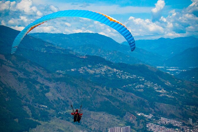Paragliding flight in Medellin with expert pilots - Relaxed Glide or Pure Adrenaline: Maneuvers Explained in Plain Terms