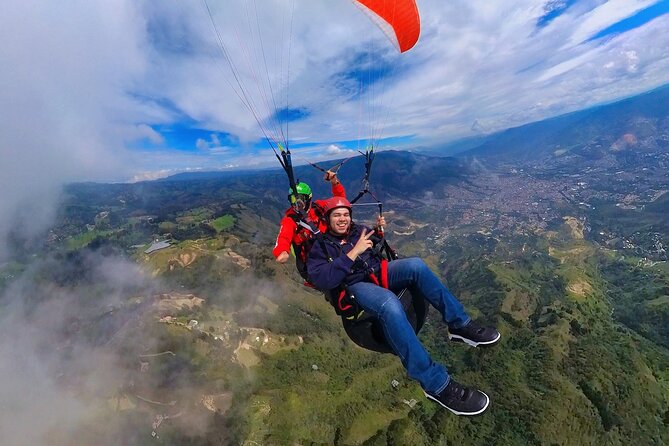 Paragliding flight in Medellin with expert pilots - The Weather Rule That Runs the Show (and How Transport Handles It)