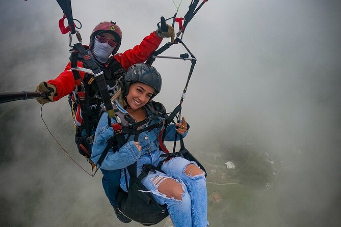 Paragliding flight in Medellin with expert pilots - From Safety Brief to First Breath of Wind: Your 1-Hour Flight Flow