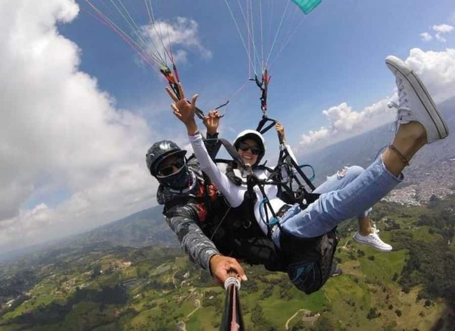 Paragliding Medellin with Transportation and free Videos - San Félix: instructions, insurance, and where the flight becomes real