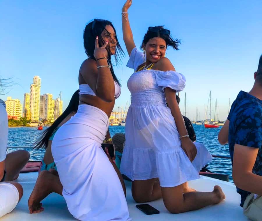 Party Boat in Cartagena Bay with NightClub Ticket - From Tour Bahia Nocturno into the Bay: What the 2 hours actually feel like