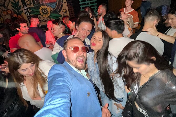Party Crawl: 6 Nightclubs, DiscoTruck, AfterParty, 1h Openbar pub - The party bus to Zona T, where the night really gains speed