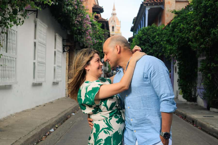 photo session through the streets of cartagena - Getsemaní streets: why murals and graffiti make better portraits