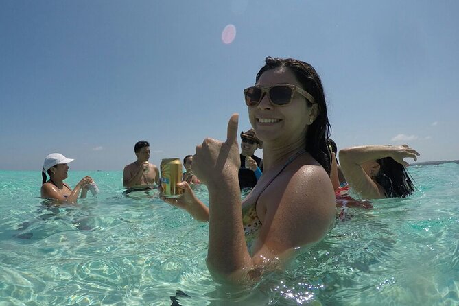 Private Pontoon Day by the Aquarium and San Andres Bay - How the Private Pontoon Day Works in San Andrés (Price, time, and small-group freedom)