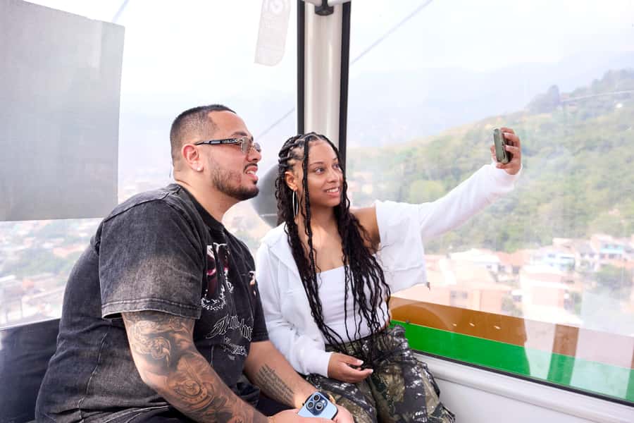 Private Tour Comuna 13 with Cable Car - Quick hits on Comuna 13 by cable car