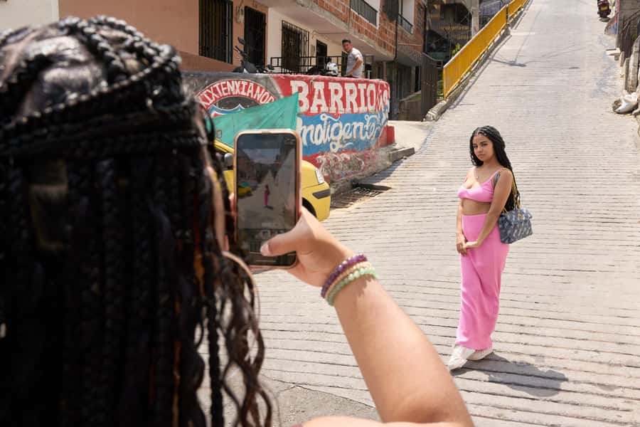 Private Tour Comuna 13 with Cable Car - Street art walks: learn the mural language, not just the colors