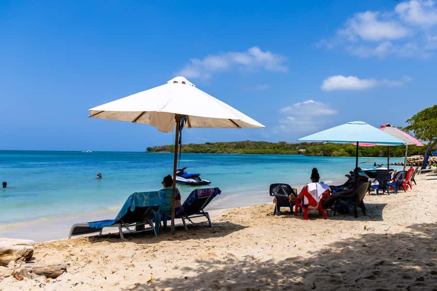 Rosario Islands -Barú : Agua Azul Beach, with lunch - Playa Agua Azul in real life: chairs, shade, and time to breathe