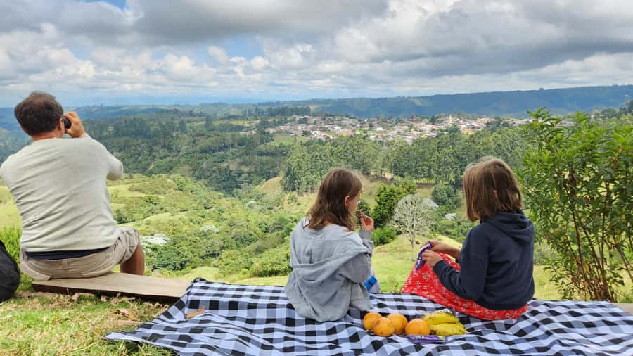 Salento: hike to learn about Birds - Getting started at Salento, with breakfast and a bird intro