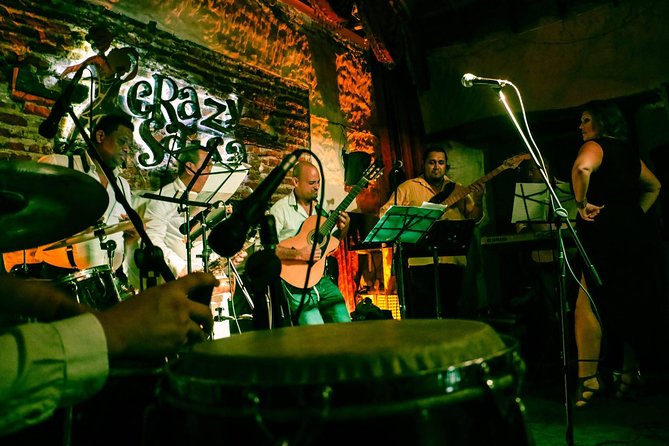 Salsa Tour in Cartagena with admission Ticket to Café Havana - The welcome cocktail and drinks that keep the night from stalling