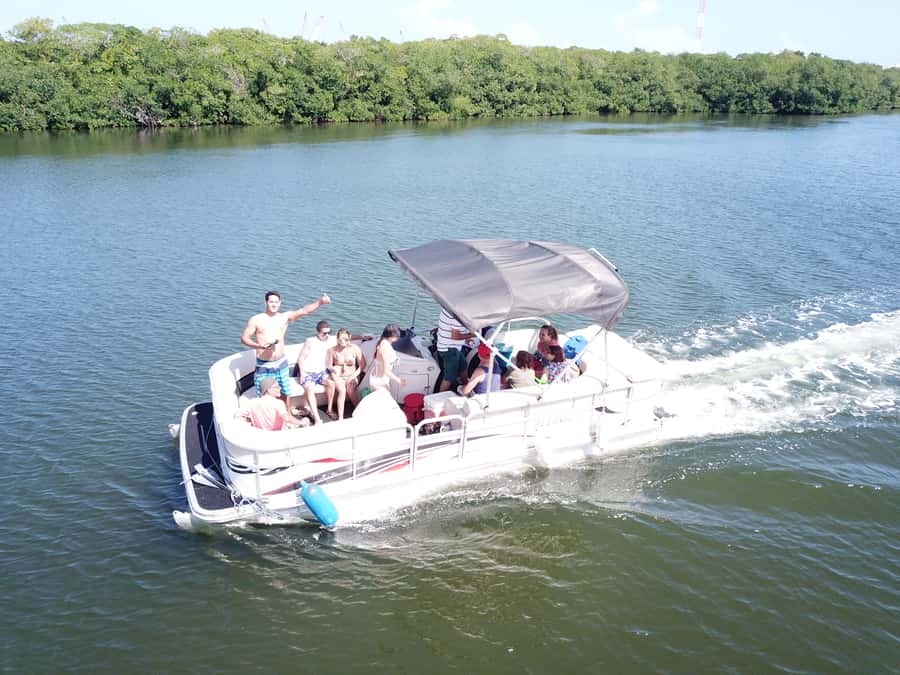 San Andrés: Island Pontoon Boat Tour - A packed day: how transfers and timing affect your actual beach time
