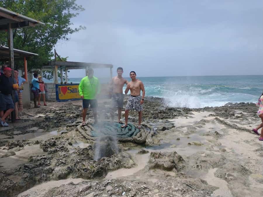 SAN ANDRES: Island Tour by Chiva + Hoyo Soplador - Morgans Cave and Henry Morgan legends: fun story, mixed value
