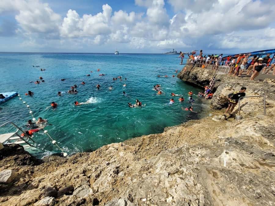 SAN ANDRES: Island Tour by Chiva + Hoyo Soplador - Price check: does COP 30 USD feel fair for what you get?